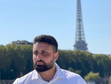Porträt von Waldemar Nazarov mit einem gestutzen Vollbart und dem Eiffelturm im Hintergrund