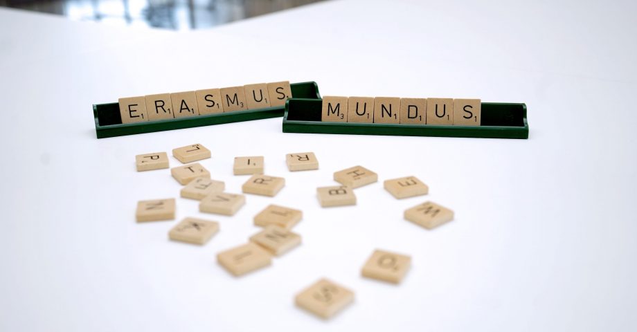 "Erasmus Mundus" ls Schriftzugin