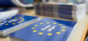 Postkarten zeigen die europäische Flagge mit den Worten "Flagge zeigen" auf einer Erasmus-Tagung zur Programmzukunft von Erasmus+.