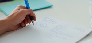 Ein Student schreibt eine Checkliste für den geplanten Erasmus+ Auslandsaufenthalt.