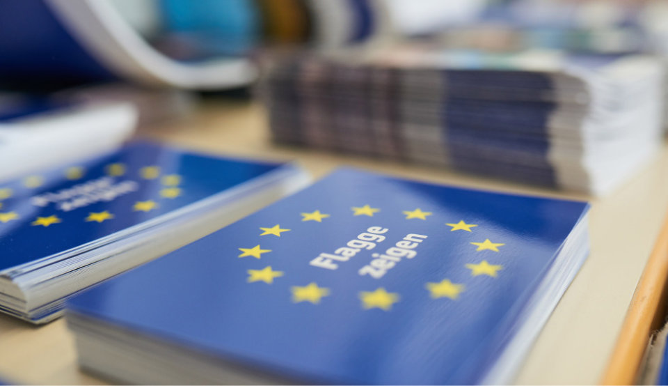 Motivbild: Postkarte blau mit europäischen Sternen und dem Slogan "Flagge zeigen"