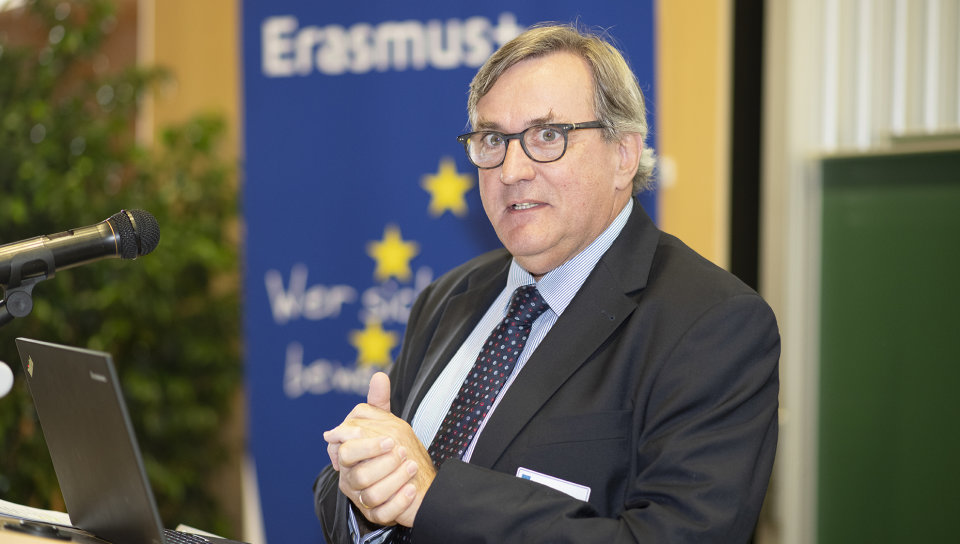MinDirig Wilfried Kraus spricht über &quot;Europäische Zusammenarbeit in Bildung und Forschung&quot;.