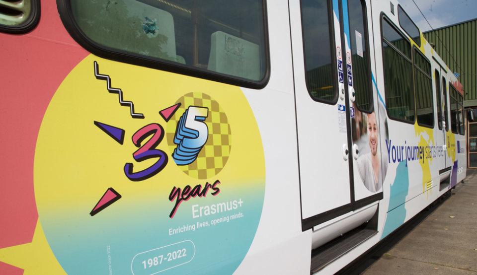 Erasmus+ Bahn mit 35 Jahre Logo und Spruch: Your journey starts here