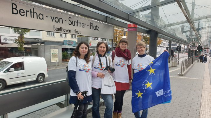 4 Mitarbeiterinnen der Nationalen Agenturen an einer Bahnhaltestelle in Bonn