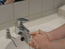 Person wäscht sich die Hände