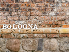 An einer gemauerter Wand steht der Schriftzug Bologna.