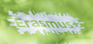 Weißer Erasmus+ Aufdruck auf hellgrüner Tasche, die aus recycletem Material hergestellt wurde