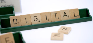 Buchstaben legen das Wort Digital