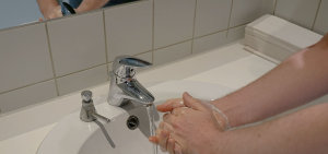 Symbolbild: Person wäscht sich die Hände zur Vorbeugung