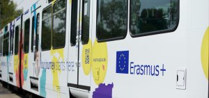 Eine SWB-Stadtbahn im Werkshof mit Werbung für Erasmus+.