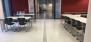 Bild eines leeren Gruppenraumes in einer Universität 