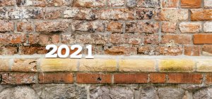 Symbolbild: Die Zahl 2021 steht vor einer Mauer