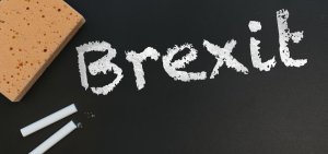 Auf einer Tafel steht Brexit mit Kreide geschrieben
