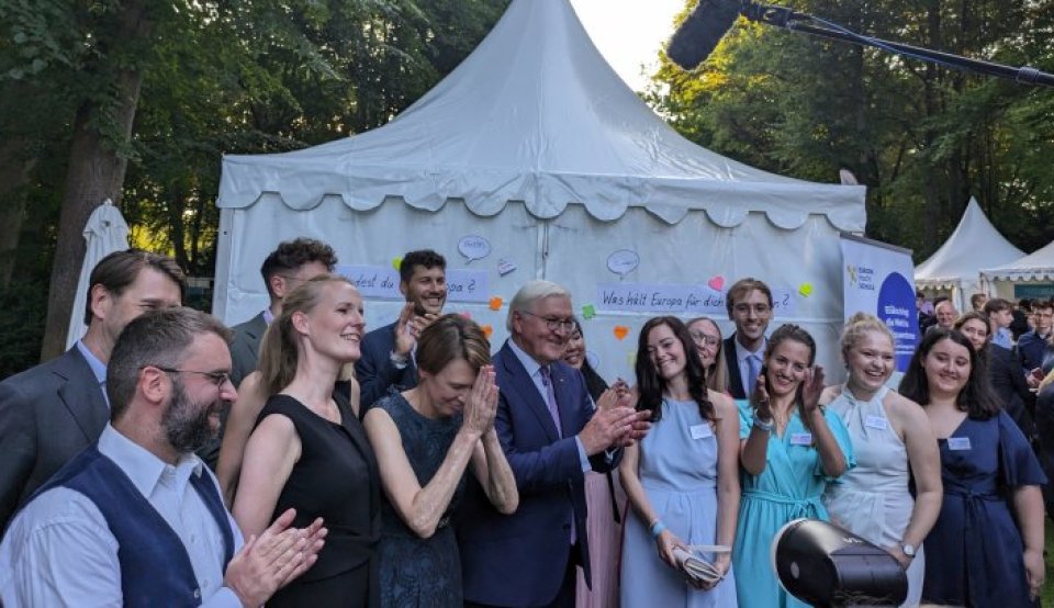 Der Verein Europa macht Schule gemeinsam mit Bundespräsidenten Frank-Walter Steinmeier und seiner Ehefrau Elke Büdenbender.