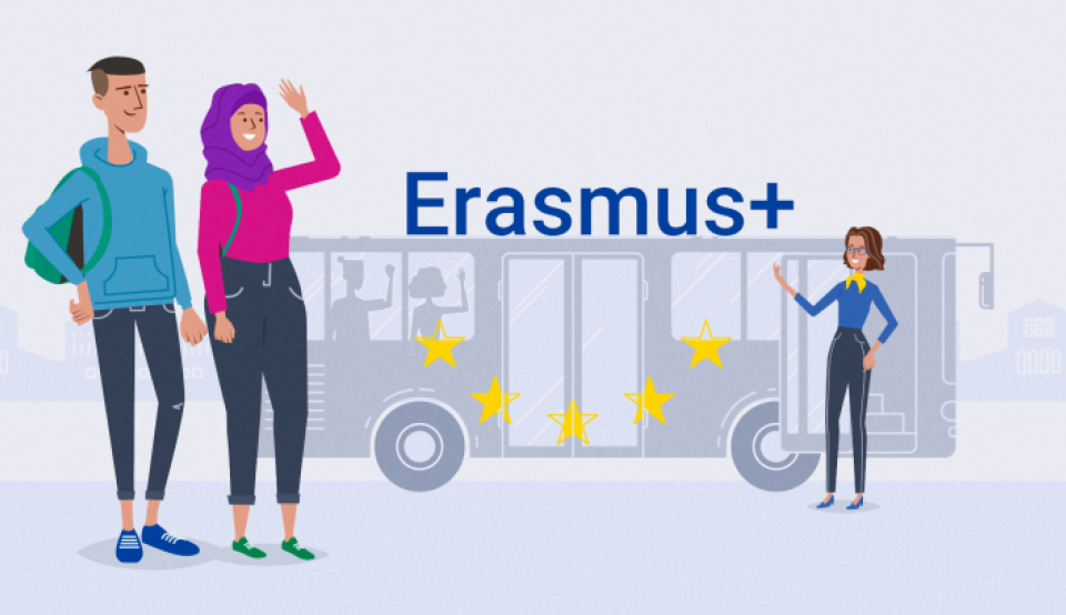 Zwei Studierende winken einer Erasmus+ Hochschulkoordinierenden zu.