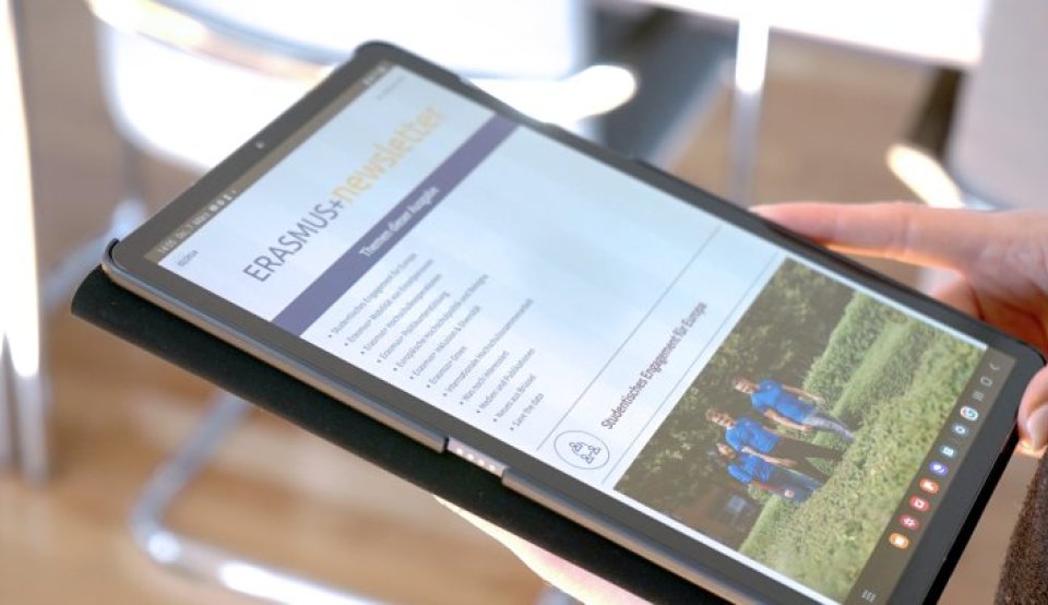 Eine Hochschulmitarbeiterin liest online den Erasmus+ Newsletter der NA DAAD auf einem mobilen Endgerät.