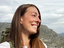 Die Studentin Jorina Arbeiter lächelt in die Kamera, während Sie im Hinterland von Barcelona wandern geht.