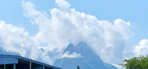 Majestätisch ragt der Gipfel der Zugspitze in den heiter bis wolkigen Himmel