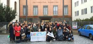 Gruppenfoto der Teilnehmer der Studienfahrt der Lokalen Erasmus+ Initiative der Universität Bayreuth nach Prag zur Stärkung von Ostpartnerschaften.