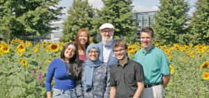 Das Projektteam mit Projektleiter Dr. Laurent Borgmann vor einem Sonnenblumenfeld am RheinAhrCampus