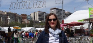 Die Erasmus+ Studentin Nora Welsch sitzt draußen während ihres Auslandsjahres in Valenzica, sie lächelt in die Kamera.