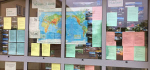 Blick auf das Schaufenster mit Weltkarte und den Informationen auf buntem Papier