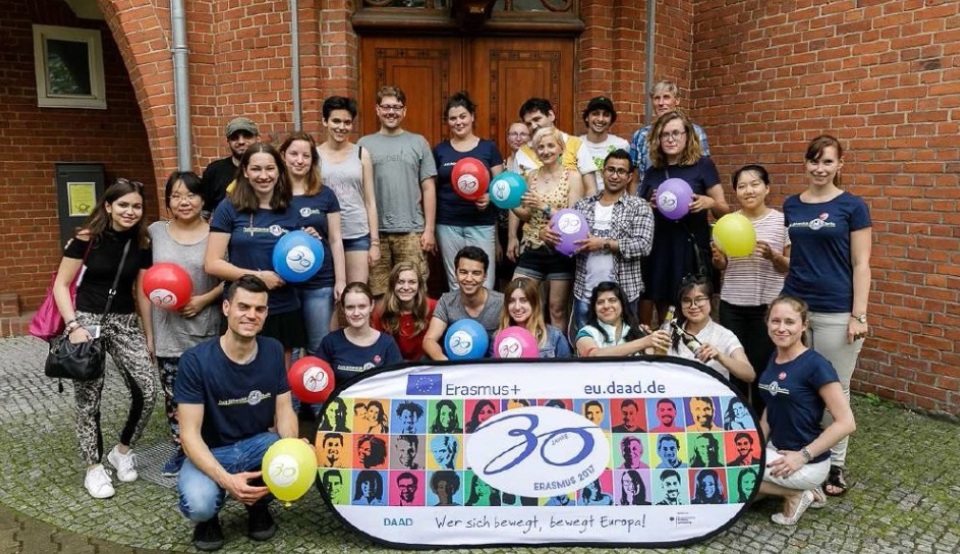 Studierende feiern vor Ihrer Hochschule 30 Jahre Erasmus+.