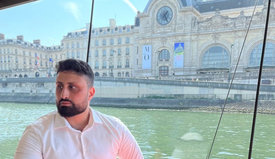 Waldemar Nazarov bei einer Bootsfahrt auf der Seine vor dem Musée d'Orsay in Paris