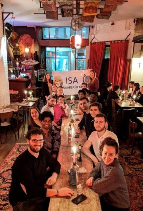 Vor Corona: Die ehrenamtlichen Mitglieder der ISA Saarbrücken zusammen im Restaurant
