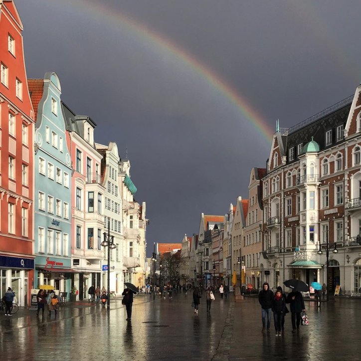 Symbol für Hoffnung: Rostock im Regen mit Regenbogen
