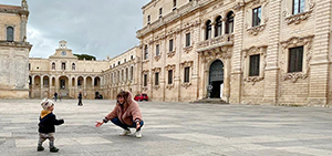 Bildtyp: Foto; Beschreibung: Studentin Marie und ihre Tochter Camilla auf Entdeckungsreise in Italien.