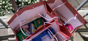 Geschenktaschen als Snackbox bestückt mit allerlei Naschzeug und Knabbereien