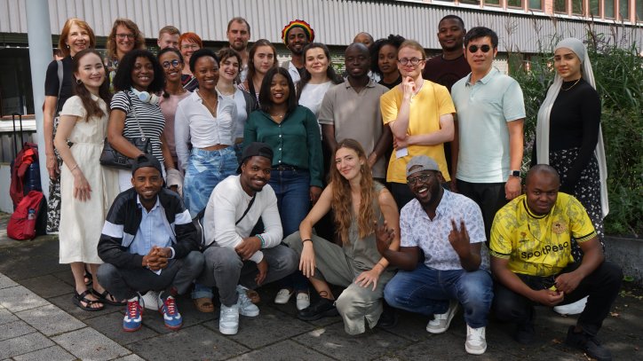 Gruppenbild von Erasmus Mundus Studierenden der Universität Bayreuth bei einem Besuch des DAAD in Bonn