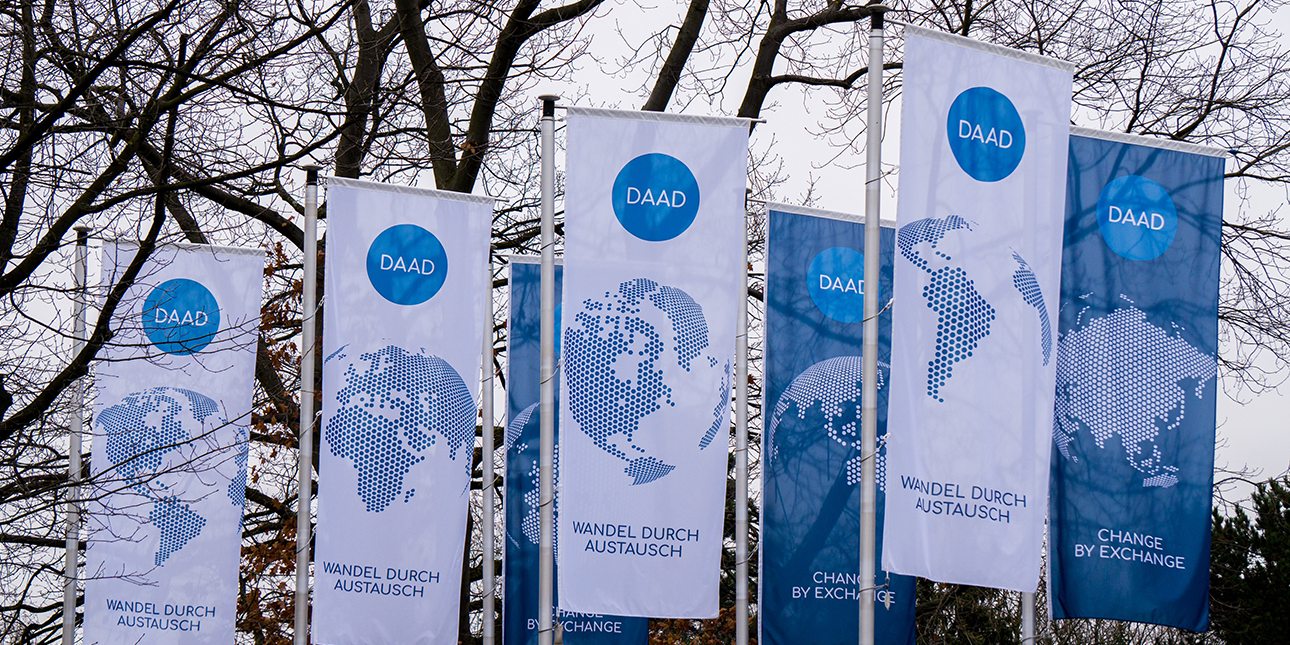 Flaggen vor dem Haupthaus des DAAD in Bonn