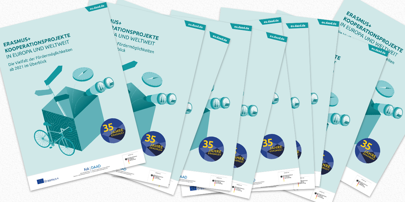 Mehrere Exemplare der Erasmus+ Kooperationsbroschüre 2022