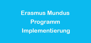 Text: Erasmus Mundus Programm Implementierung auf weinrotem Grund