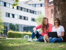 Zwei Studentinnen richten per Laptop Fragen an die NA DAAD