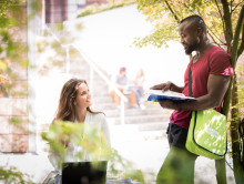 Studierende die über gemachte Erfahrungen sprechen