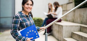 Eine Studentin hält Informationsmaterial der NA DAAD zum Erasmus+ Programm in der Hand.