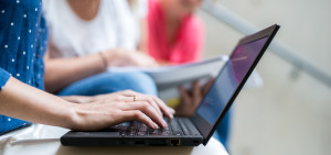 Eine Hochschulmitarbeiterin füllt online an ihrem Laptop das Kontaktformular der NA DAAD aus.