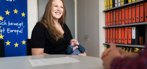 Eine Studierende mit Baby informiert sich im International Office über Angebote zur Sonderförderung im Erasmus+ Programm.