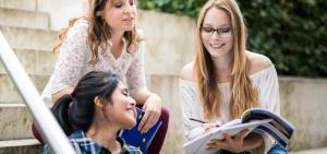 Drei Studentinnen besprechen die Möglichkeiten der Sozialen Inklusion