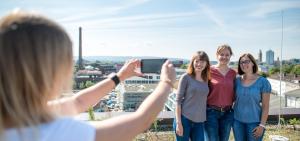 Eine Studentin fotografiert drei weitere Studierende während eines Projekts der Lokalen Erasmus+ Initiative (LEI)