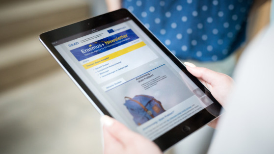 Eine Hochschulmitarbeiterin liest online den Erasmus+ Newsletter der NA DAAD auf einem mobilen Endgerät.