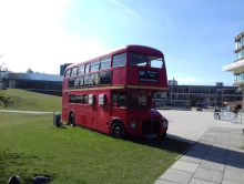 „Hop on board“-Bus auf dem Campus der University of Essex/Colchester UK, fotografiert bei einer Erasmus+ Personalmobilität 